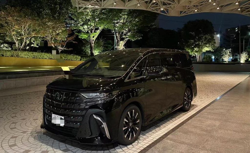 Toyota Alphard chauffeur car with driver in China
